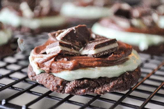 Chocolate and Mint Cookies that are DELISH and SO easy to make! 