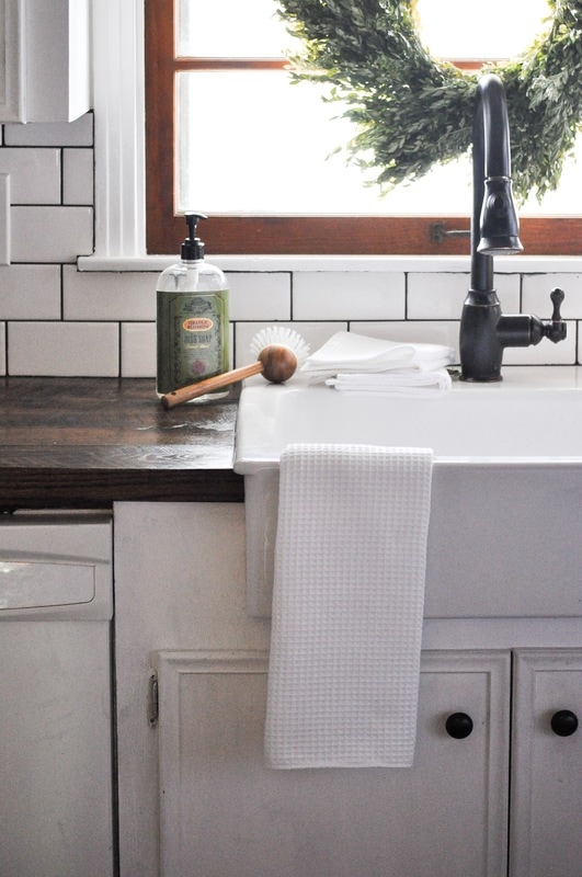 DIY Turkish terry cloth towels and washcloths. This farmhouse sink and kitchen is absolutely stunning. 