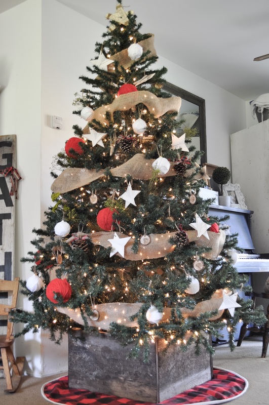 Homemade Christmas Ornaments. Budget friendly Christmas Ornaments. Christmas ornaments on a budget. Best Christmas ornaments.  Rustic Christmas tree ornaments.Farmhouse Christmas tree ornaments. #ornaments #handmadeornaments