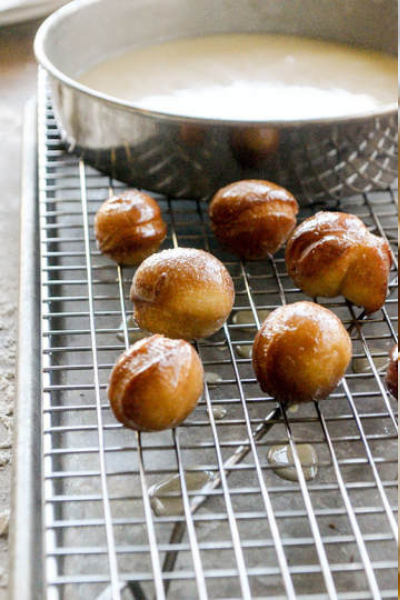 THE BEST homemade donuts. Homemade donut recipe. Holidau baking. Dessert for a large crowd. Homemade fluffy donuts. Best glaze for donuts. Best glaze for homemade donuts.