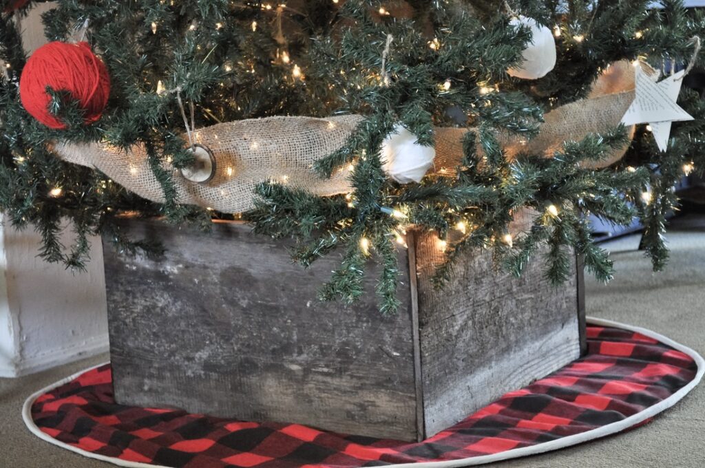 DIY rustic christmas tree box tutorial #christmas #christmasdiy #christmastreestand #christmasdecor #diychristmas #diy