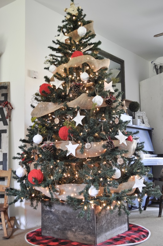 Build a custom size rustic wood box for your Christmas tree. Easy DIY rustic Christmas tree box. #christmas #christmasdiy #christmastreestand #christmasdecor #diychristmas #diy